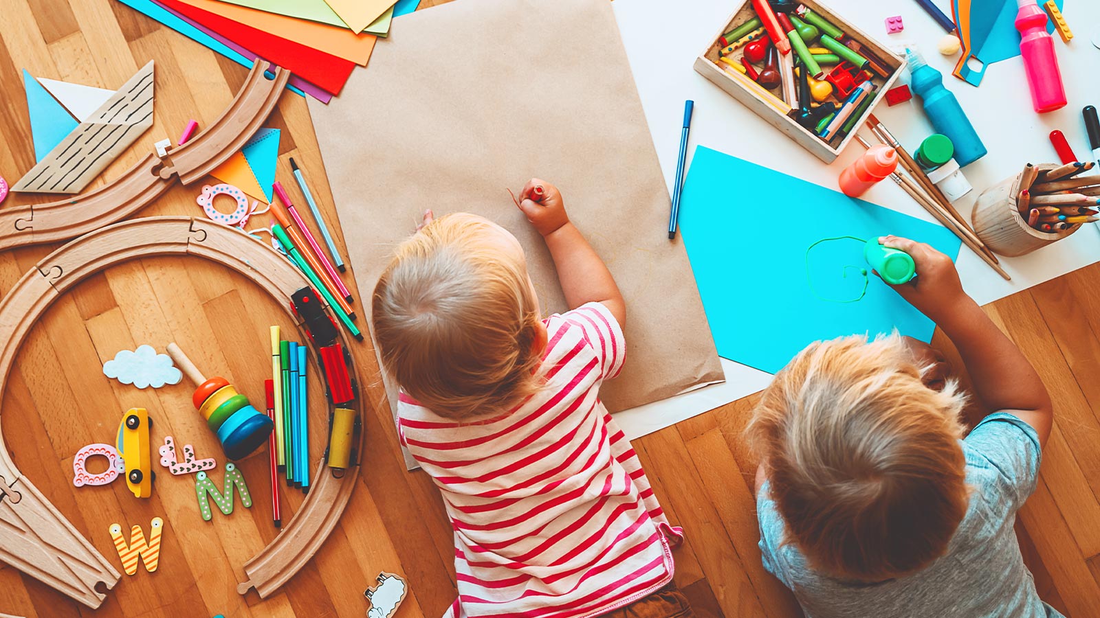 Due bambini disegnano nella stanza a loro dedicata dell'Hotel Livì