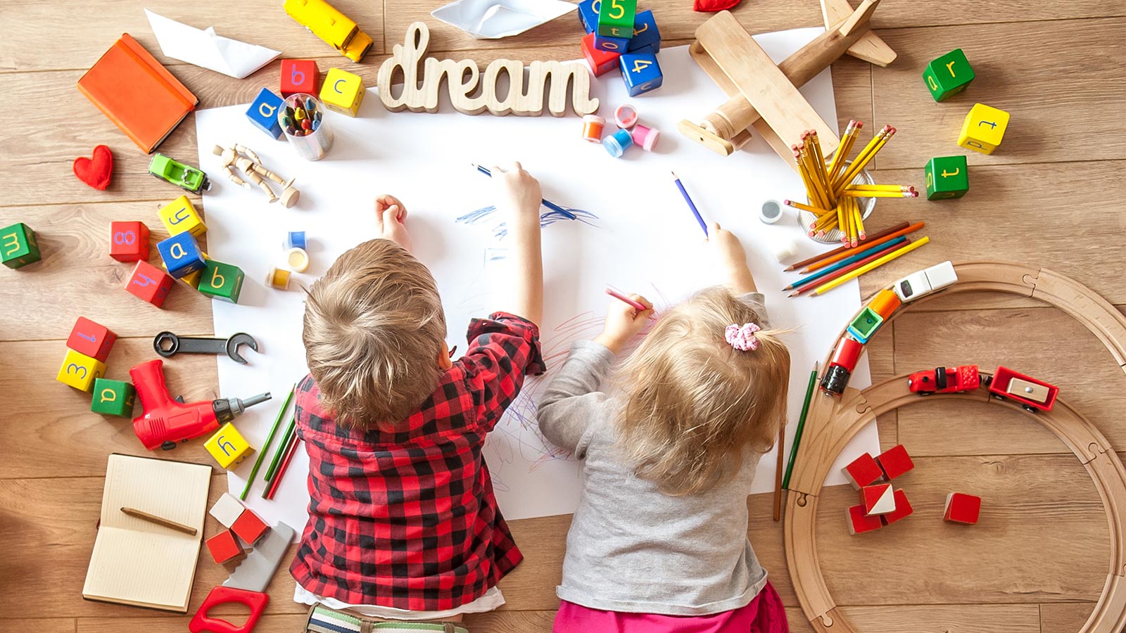 Due bambini disegnano nella stanza dedicata ai più piccoli presso il nostro family hotel a Livigno