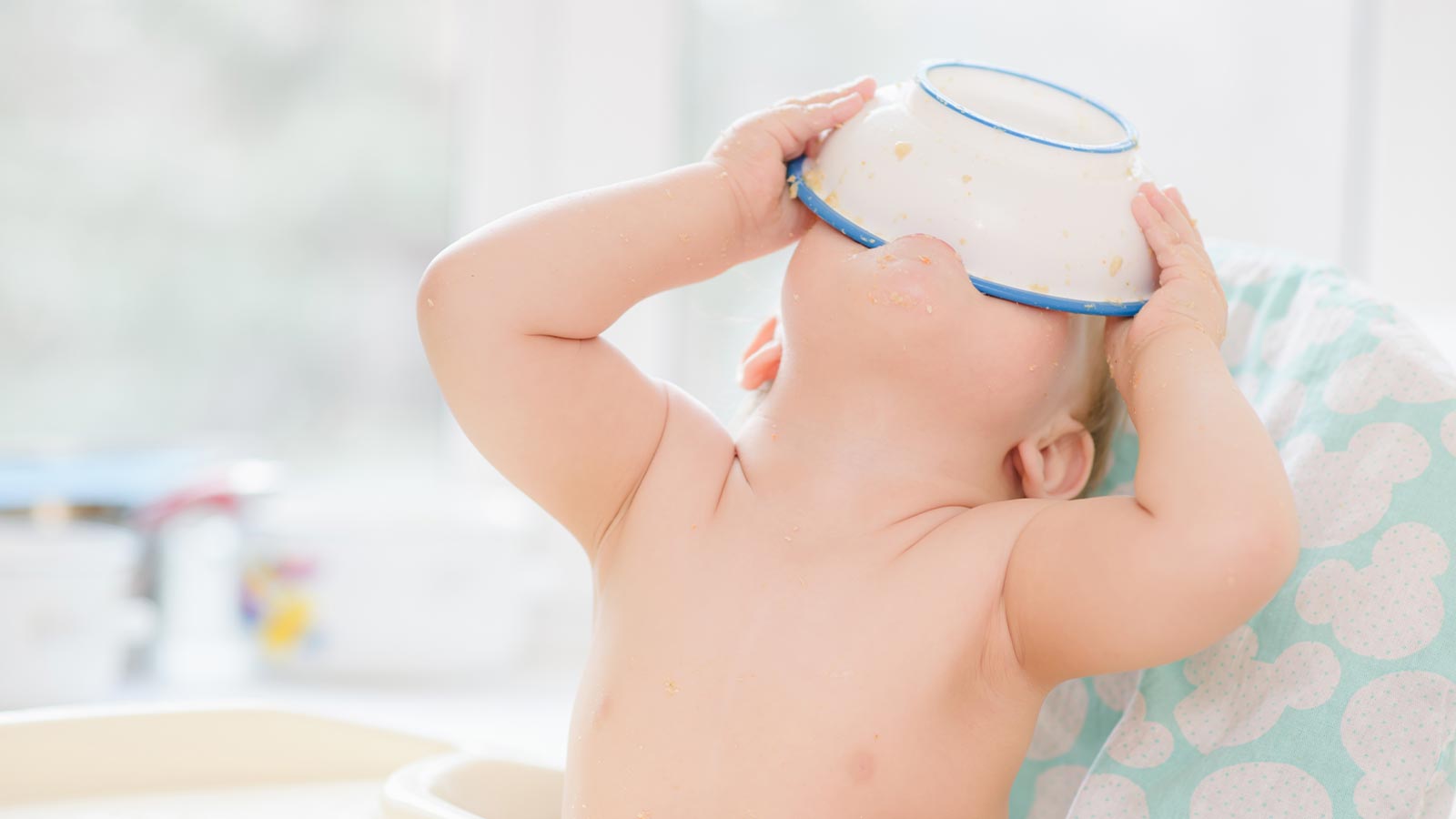 Un bambino piccolo mangia dalla scodella 