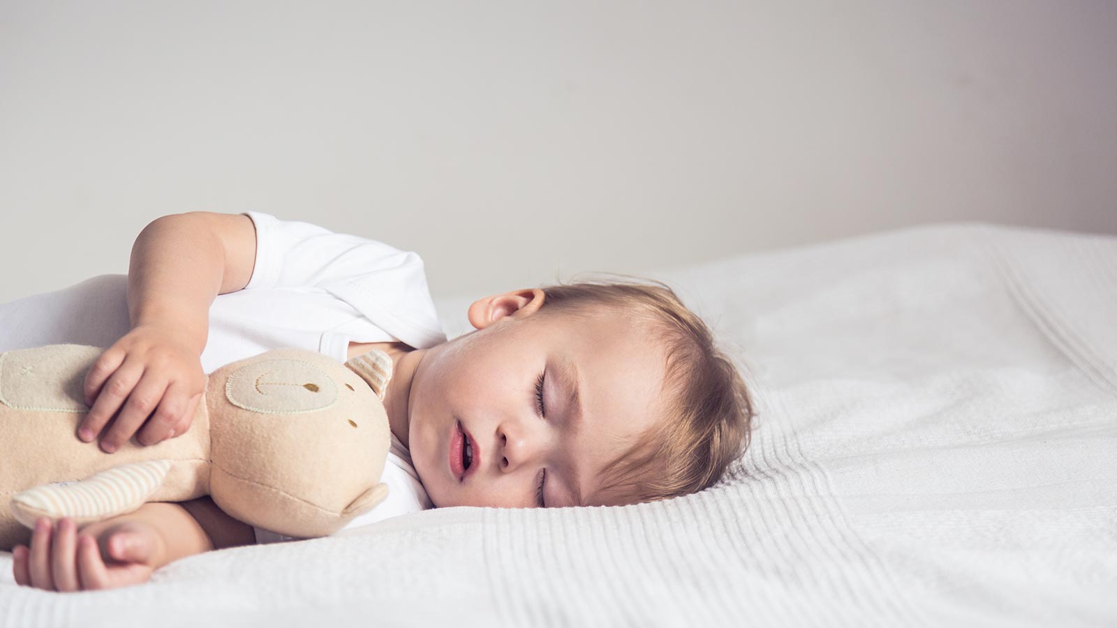 Un bambino dorme nella camera del nostro hotel per famiglie a Livigno